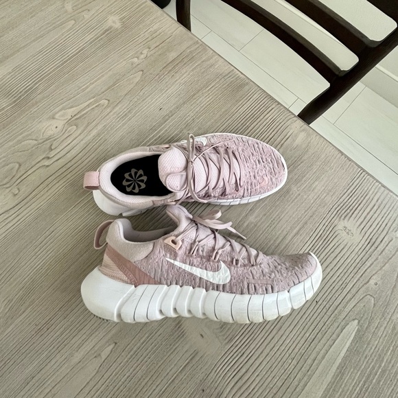 FINAL SALE-Nike- Free Run 5.0 in color violet/champagne/white size 6.5 - Picture 9 of 11